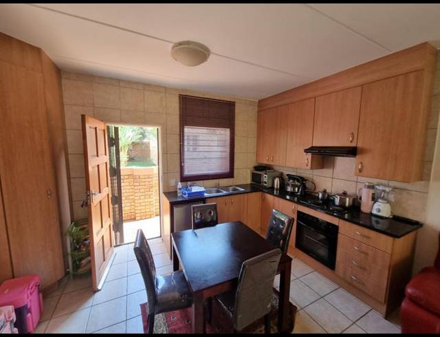 3 BEDROOM TOWNHOUSE FOR SALE IN HEUWELSIG ESTATE